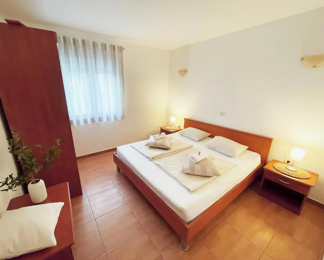 Apartments Stina Seget Vranjica