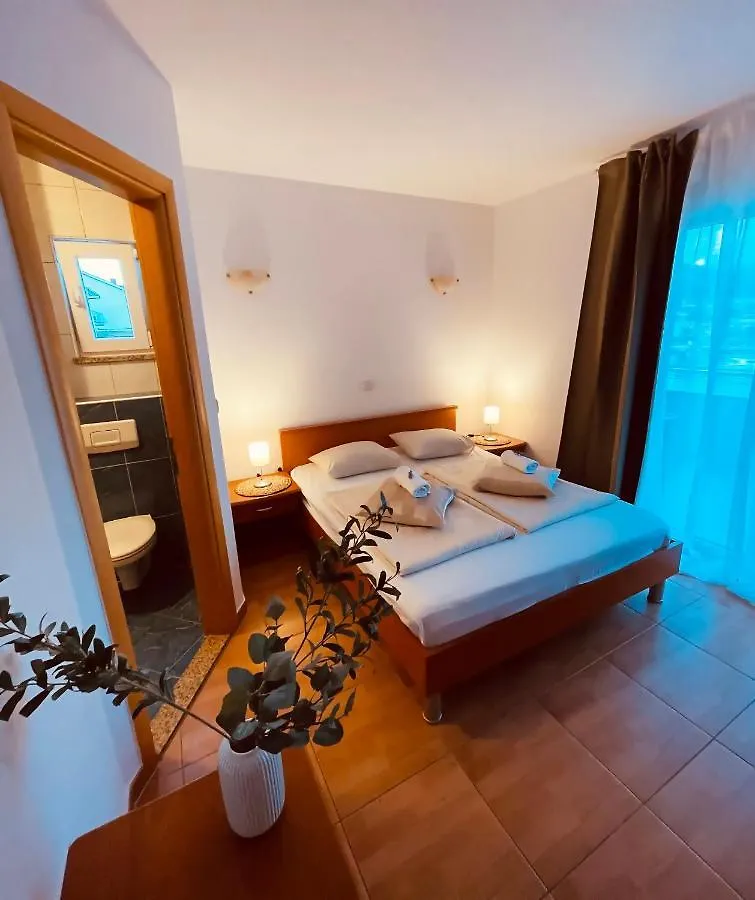Apartments Stina Seget Vranjica