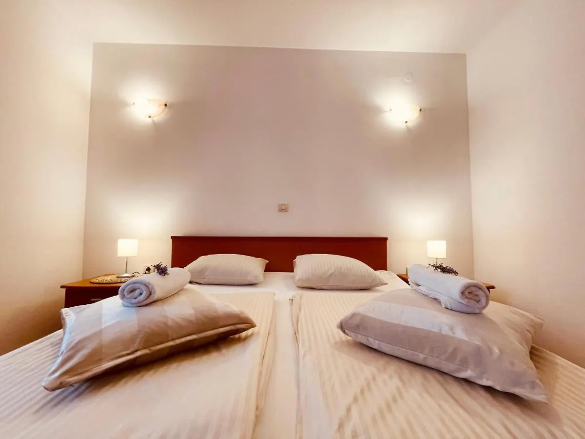 Apartments Stina Seget Vranjica